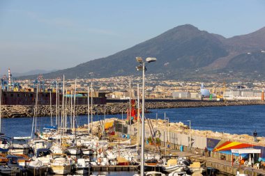 Napoli, İtalya - 27 Haziran 2021: Chiaia, Molo San Vincenzo bulvarındaki tekne ve yat limanının görüntüsü. Arka planda Vezüv Dağı volkanı. 