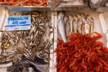 Napoli, İtalya - 27 Haziran 2021: Şehir merkezindeki balıkçı tezgahı, taze deniz ürünleri