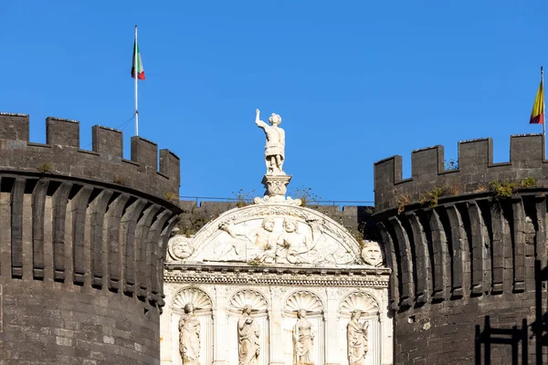 Středověký Hrad Nuovo Nachází Blízkosti Přístavu Neapol Přední Pohled Cihlové — Stock fotografie