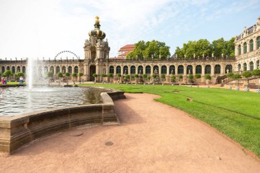 Dresden, Almanya - 23 Eylül 2020: 18. yüzyıl Barok Zwinger Sarayı, Uzun Galeri, Crown Gate ve Matematik-Fizik Salonu