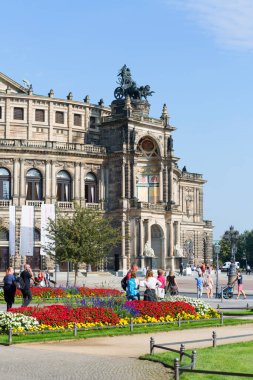 Dresden, Almanya - 23 Eylül 2020: Semperoper, ünlü opera binası. Bina tarihi kent merkezinde Elbe Nehri yakınlarındaki Tiyatro Meydanı 'nda yer almaktadır.