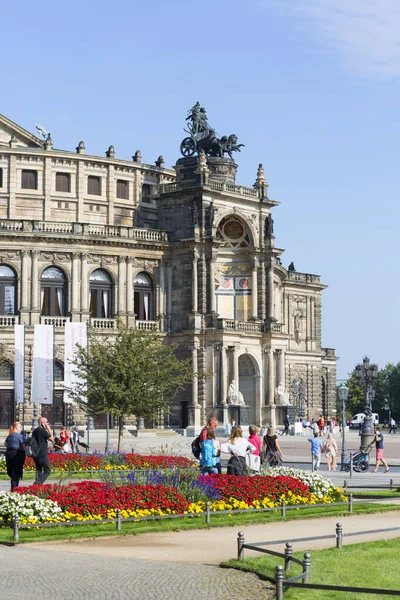ドレスデン ドイツ 2020年9月23日 センパー 有名なオペラハウス 建物はエルベ川の近くの劇場広場にあります — ストック写真