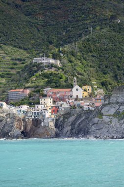 Küçük bir köy, Vernazza, Cinque Terre, İtalya'da deniz kenarında ve tipik evlere bakış
