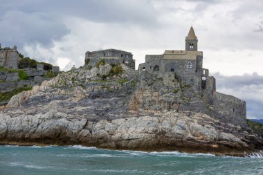 St Peter Ortaçağ kilisesi, denizmanzarası, Portovenere, Cinque Terre; İtalya
