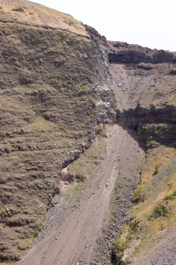 İtalya 'daki Vezüv Dağı volkan kraterinin içi. Napoli Körfezi üzerinde, Campania 'da, Napoli' ye yaklaşık 9 km uzaklıkta yer almaktadır.