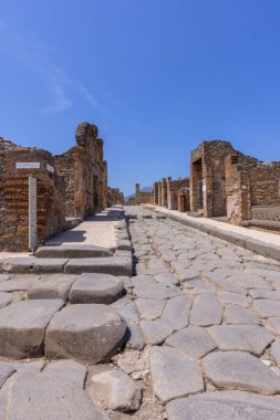 İtalya 'nın Pompeii kenti, Napoli yakınlarında MS 79' da Vesuvius volkanının patlaması sonucu yok olan antik bir şehrin kalıntıları. Şehir sokaklarından birinin manzarası