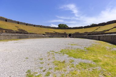 Pompeii, Napoli, İtalya - 26 Haziran 2021: M.S. 79 'da Vesuvius volkanı patlaması ile gömülen Pompeii amfitiyatrosuna bakın. Hayatta kalan en eski Roma amfitiyatrosudur.