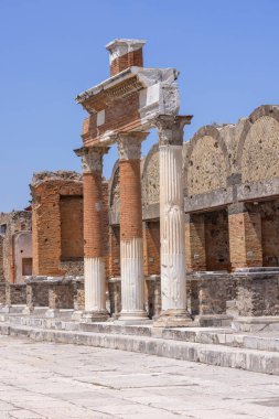 İtalya 'nın Pompeii kenti, Napoli yakınlarında MS 79' da Vesuvius volkanının patlaması sonucu yok olan antik bir şehrin kalıntıları. Portico, Macellum girişinin önünde.