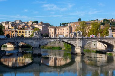 Roma, İtalya - 9 Ekim 2020: Tiber Nehri 'nin karşısındaki Vittorio Emanuele II Köprüsü (Ponte Vittorio Emanuele II). Roma 'nın tarihi merkezini Vatikan Şehri' ne bağlıyor.