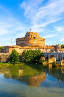 Roma, İtalya - 9 Ekim 2020: 2nci yüzyıl Saint Angel Şatosu, Roma İmparatoru Hadrian 'ın Tiber Nehri kıyısındaki mozolesi. Saint Angel Köprüsü (Ponte San Angelo)