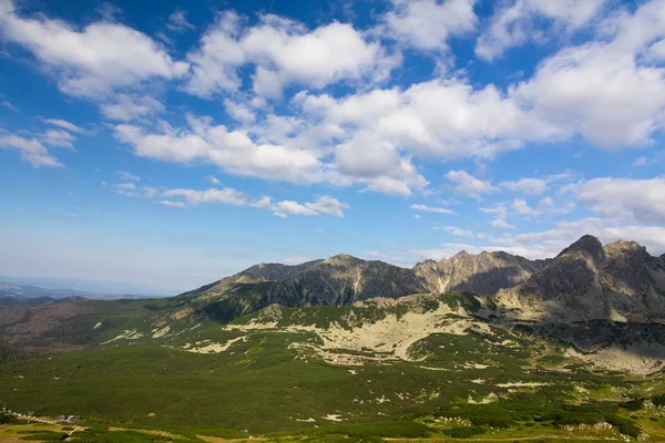 Blick auf Berge im Sommer und blauer Himmel mit Wolken — Stockfoto