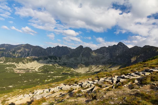 Blick auf die Berge in Polen im Sommer und blauer Himmel mit Wolken — Stockfoto