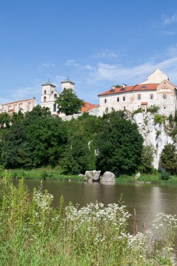 benedictine abbey wisla Nehri üzerinde mavi gökyüzü arka plan ile Polonya tyniec içinde