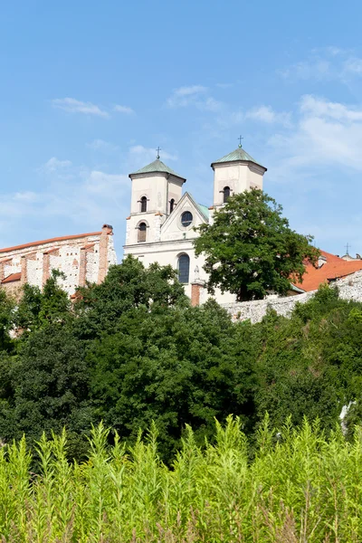 La abadía benedictina de Tyniec en Polonia sobre fondo azul del cielo —  Fotos de Stock