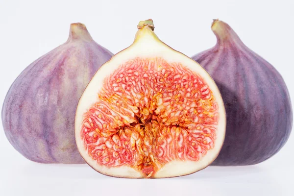 Frutas de figos frescos isolados sobre fundo branco — Fotografia de Stock