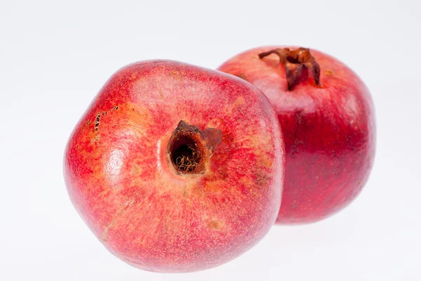 Zwei rote Granatäpfel isoliert auf weißem Hintergrund — Stockfoto
