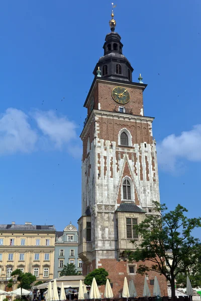 Torre del ayuntamiento en la plaza principal del mercado en Cracovia en Polonia sobre fondo azul cielo — Foto de Stock