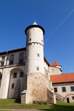 Kale Polonya Nowy Wisnicz mavi gökyüzü arka plan üzerinde görüntüleyin
