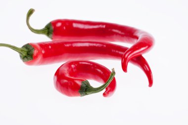 Beyaz arka plan üzerinde izole kırmızı peperoni biber
