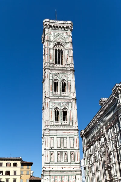 Dzwonowa wieża na Piazza del Duomo we Florencji we Włoszech — Zdjęcie stockowe