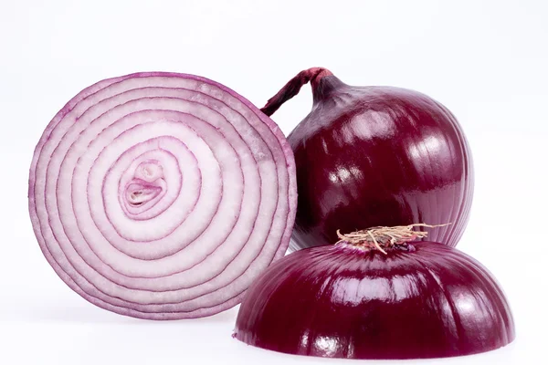 La cipolla rossa tagliata isolata su sfondo bianco — Foto Stock