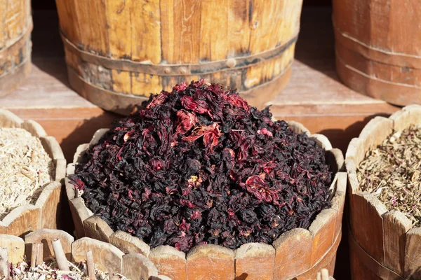 Pétalos de hibisco secos en contenedor de madera en el puesto de la calle — Foto de Stock