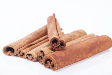 Beyaz arka plan üzerinde kurutulmuş tarçın stics grubu