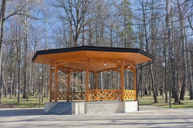 Yaz-hoiuse güneşli gün Park