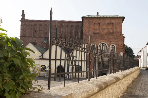 Старая синагога в еврейском районе Кракова - kazimierz на улице Szeroka в Польше — стоковое фото