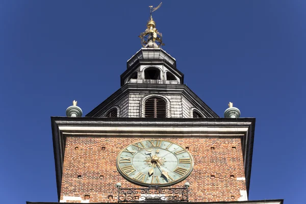 在主要市场小二在克拉科夫，波兰市政厅钟楼上的时钟 — 图库照片