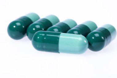 Beyaz arka plan üzerinde izole iki parçalı tıbbi kapsül