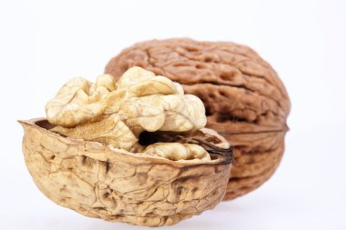 Beyaz arka planda izole edilmiş bazı cevizler