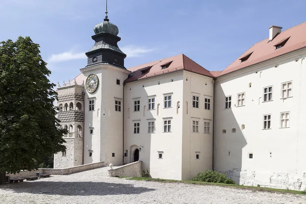 Ver en castillo Pieskowa Skala en Polonia en un día soleado — Foto de Stock