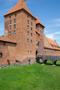 Malbork, Polonya - 25 Haziran 2020: 13. yüzyıl gotik Malbork Kalesi, Nogat Nehri 'ndeki ortaçağ Töton kalesi. Vekil Starost Kulesi, Vogts Kulesi ve Karwan (cephanelik)