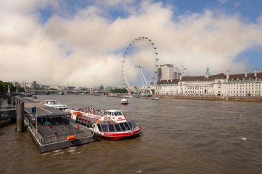 Londra, Birleşik Krallık - 21 Haziran 2017: Iconic London Eye, South Bank of River Thames 'te dönme dolap. Yılda üç milyondan fazla ziyaretçiyle İngiltere 'de büyük bir turizm merkezi haline geldi.