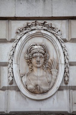 Londra, Birleşik Krallık - 22 Haziran 2017: Westminster City, Neoklasik Somerset House cephesinde yardım. Muhteşem saray birçok kültürel ve sanatsal organizasyon için uygundur.