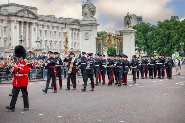 Londra, Birleşik Krallık - 25 Haziran 2017: Buckingham Sarayı önünde düzenlenen geleneksel Muhafız Değişimi töreninde İngiliz Kraliyet Muhafızları. Kırmızı üniformalı ve sembolik ayı postlu kraliyet muhafızları.