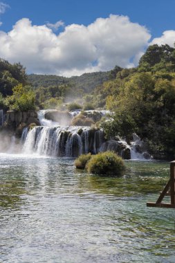 Krka Ulusal Parkı, Skradinski Buk şelalesi, pitoresk doğa rezervi, şelaleler ve Hırvatistan 'ın yeşil ve kayalar arasında akan su akıntıları. Orta Dalmaçya 'da, Sibenik yakınlarında yer almaktadır..