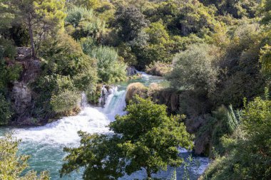 Hırvatistan 'ın Krka Ulusal Parkı' nın verimli ormanları ve manzaralı doğa rezervlerinden çağlayan görkemli şelaleler. Orta Dalmaçya 'da, Sibenik yakınlarında yer almaktadır.