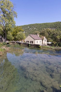 Krka Ulusal Parkı, Hırvatistan - 16 Eylül 2025: Krka Ulusal Parkı 'ndaki eski değirmen, Skradinski Buk şelalesi, pitoresk doğa rezervi, Hırvatistan, Sibenik yakınlarındaki orta Dalmaçya.