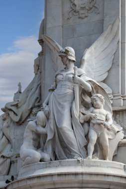 Londra, Birleşik Krallık - 21 Haziran 2017: Mermer Kraliçe Victoria Anıtı Buckingham Sarayı önünde. Tepede iki altın figür var: barış ve zafer.