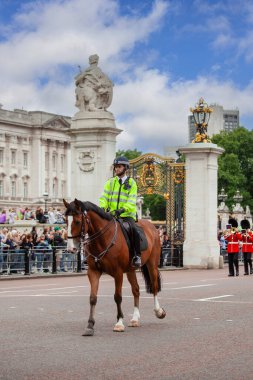 Londra, Birleşik Krallık - 21 Haziran 2017: Buckingham Sarayı önünde düzenlenen geleneksel Muhafız Değişimi töreninde Metropolitan polisi ata biniyor