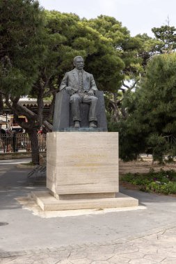 Malta, Mdina - 15 Nisan 2025: Joseph Howard Malta 'nın ilk başbakanı anıtı, Mdina Kapısı ile kent duvarları önünde yer alıyor