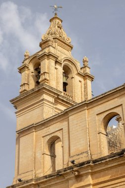 Malta, Mdina - 15 Nisan 2025: 12. yüzyıl St Paul Katedrali 'nin çan kulesi (Mdina Katedrali), barok kilise. Malta başpiskoposluğunun ana Katolik kilisesidir. 