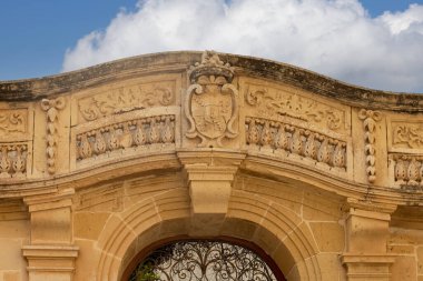 Malta, Mdina - 15 Nisan 2025: Başpiskopos Sarayı 'nın Barok bahçe kapısı, Pjazza tal-Arcisqof, (Başpiskoposun Meydanı) yeşil iç avluya açılan zarif taş kapı