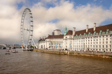 Londra, Birleşik Krallık - 21 Haziran 2017: Iconic London Eye, South Bank of River Thames 'te dönme dolap. Yılda üç milyondan fazla ziyaretçiyle İngiltere 'de büyük bir turizm merkezi haline geldi.