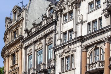 Londra, Birleşik Krallık - 21 Haziran 2017: Trafalgar Meydanı yakınlarındaki Whitehall boyunca uzanan 19. binalar, seçici Viktorya dönemi tarzında cepheler, İkinci İmparatorluk ve Özgür Stil Jacobethan