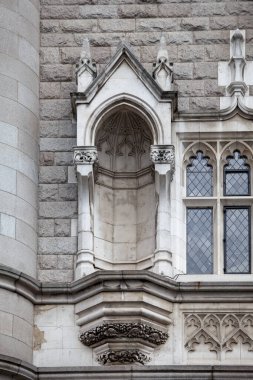 Londra, Birleşik Krallık - 21 Haziran 2017: Thames Nehri üzerindeki Gotik Uyanış Kulesi Köprüsü 'nün dekoratif cephesinin ayrıntıları. Köprü benim listemdeydi.