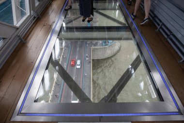 Londra, Birleşik Krallık - 21 Haziran 2017: Thames Nehri üzerindeki Tower Bridge. Cam saydam zemin, tavan aynası, turistler. Köprü kentin sembolü ve turistler için büyük bir cazibe.
