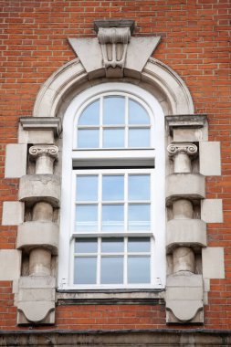 Londra, Birleşik Krallık - 22 Haziran 2017: Kırmızı tuğlalı Edwardian bina cephesinde klasik sütunlu şık kemerli pencere, Covent Garden